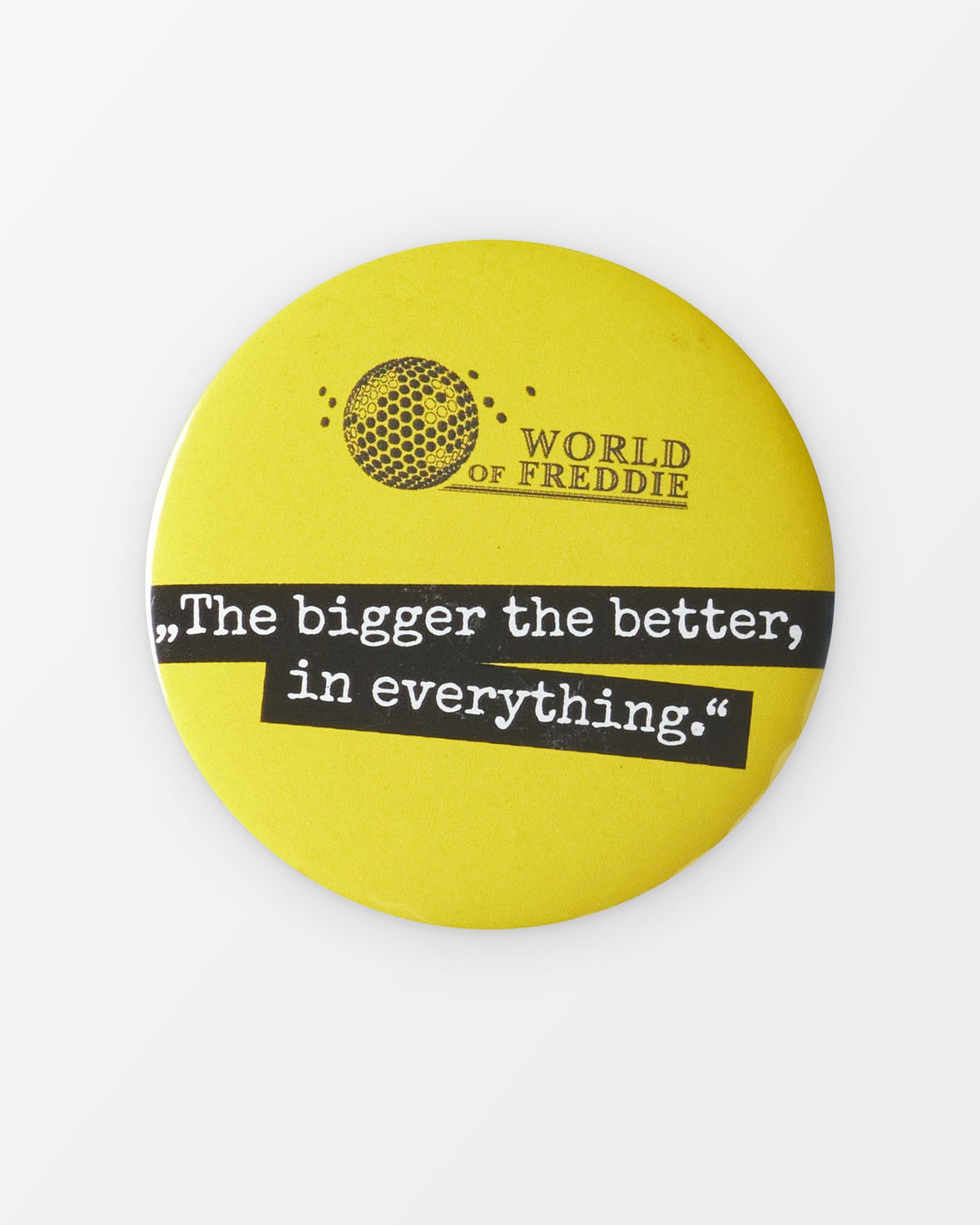 Placka s citátem „The bigger the better, in everything.“