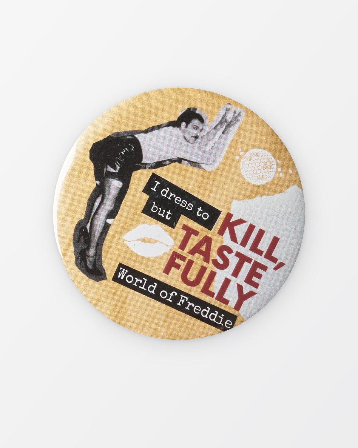 Placka s citátem „I dress to kill, but tastefully“
