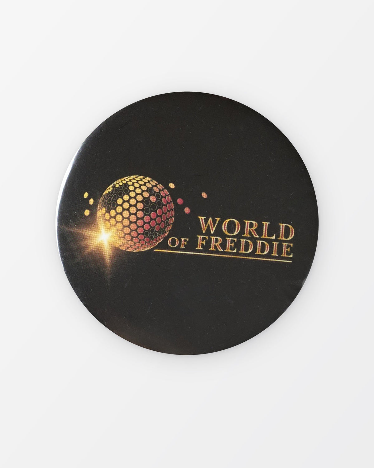Černá placka s logem World of Freddie
