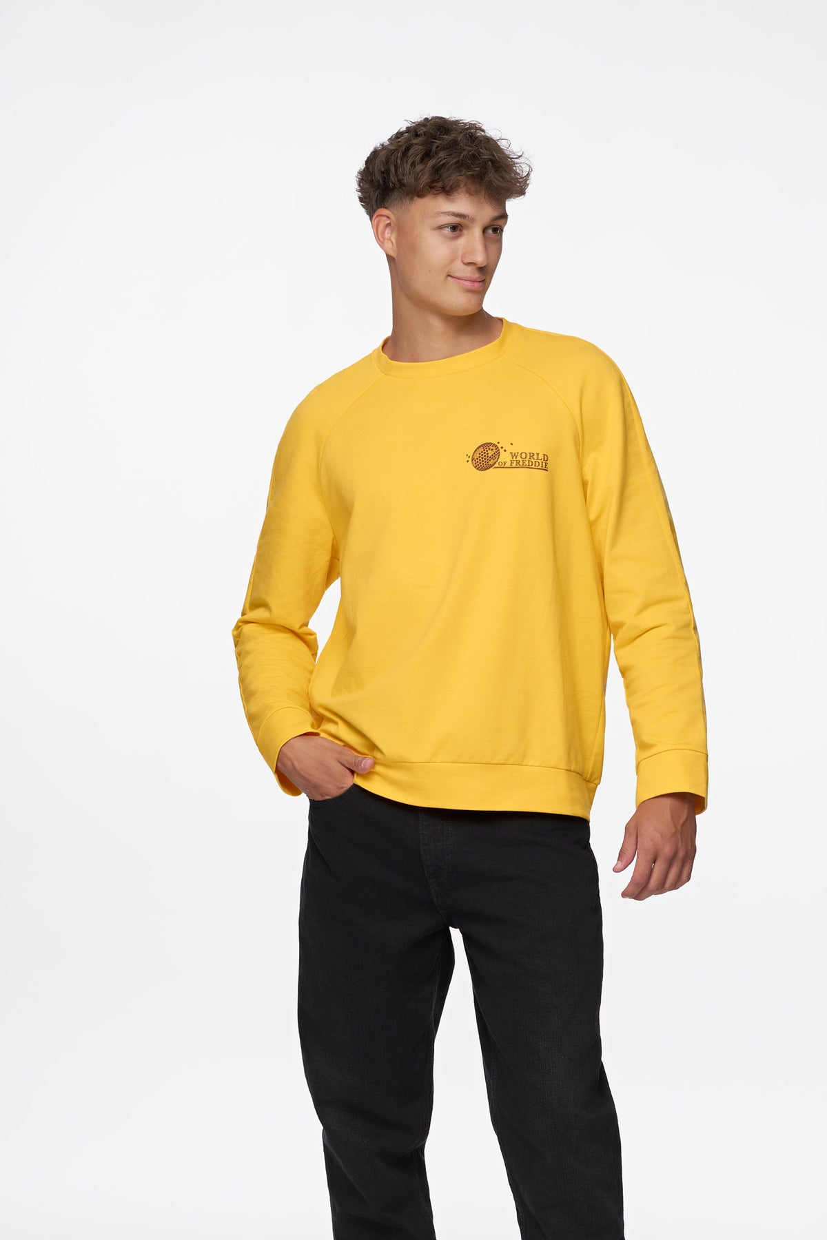 Mann im Signature Yellow Sweatshirt, Vorderansicht