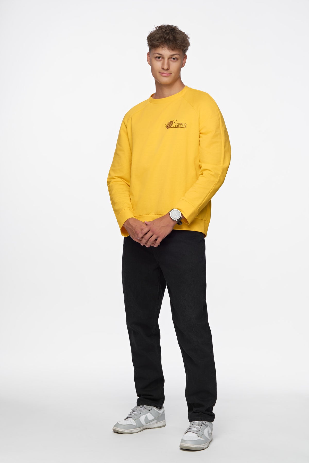 Ganzkörperansicht des Signature Yellow Sweatshirts