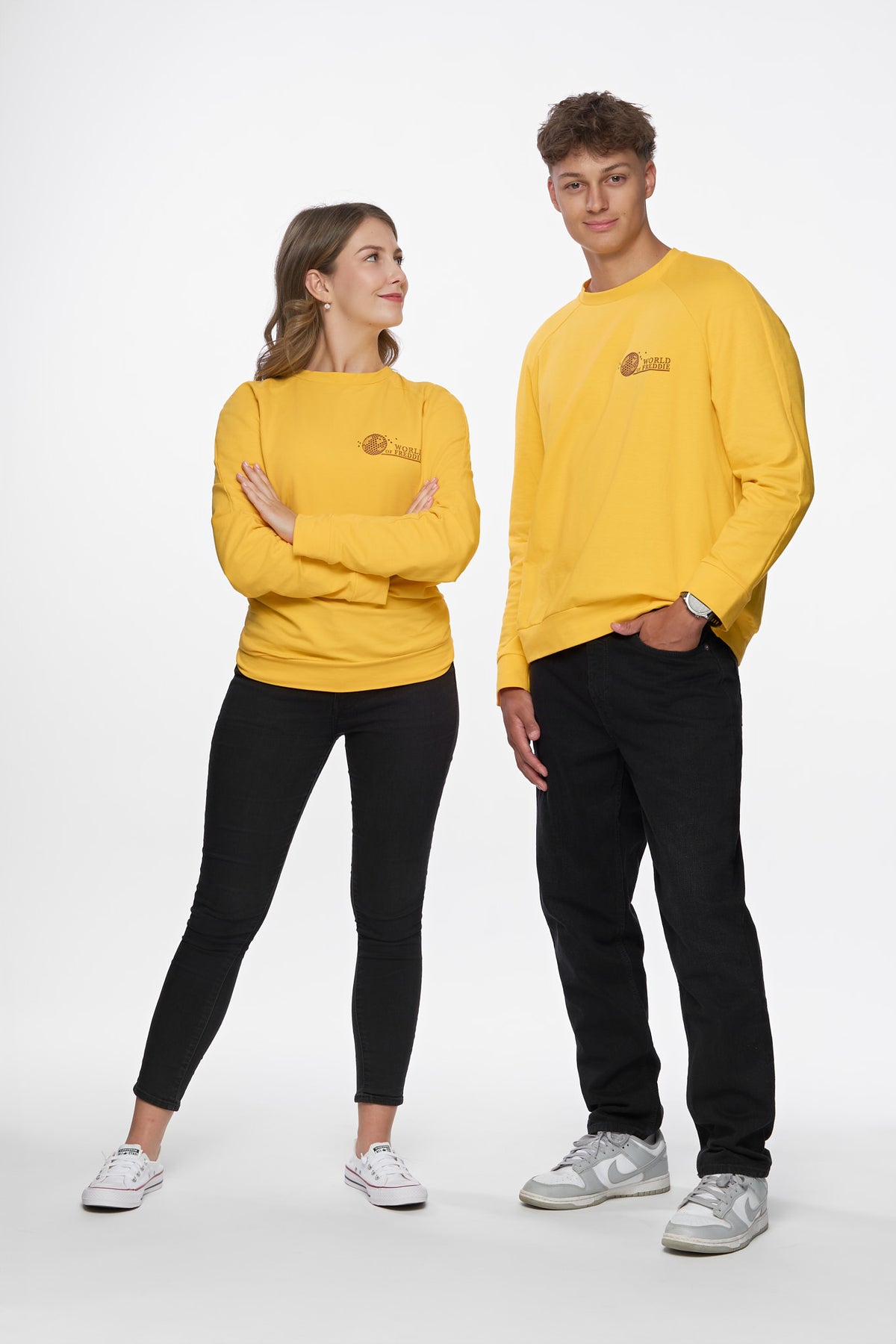 Zwei Models im Signature Yellow Sweatshirt