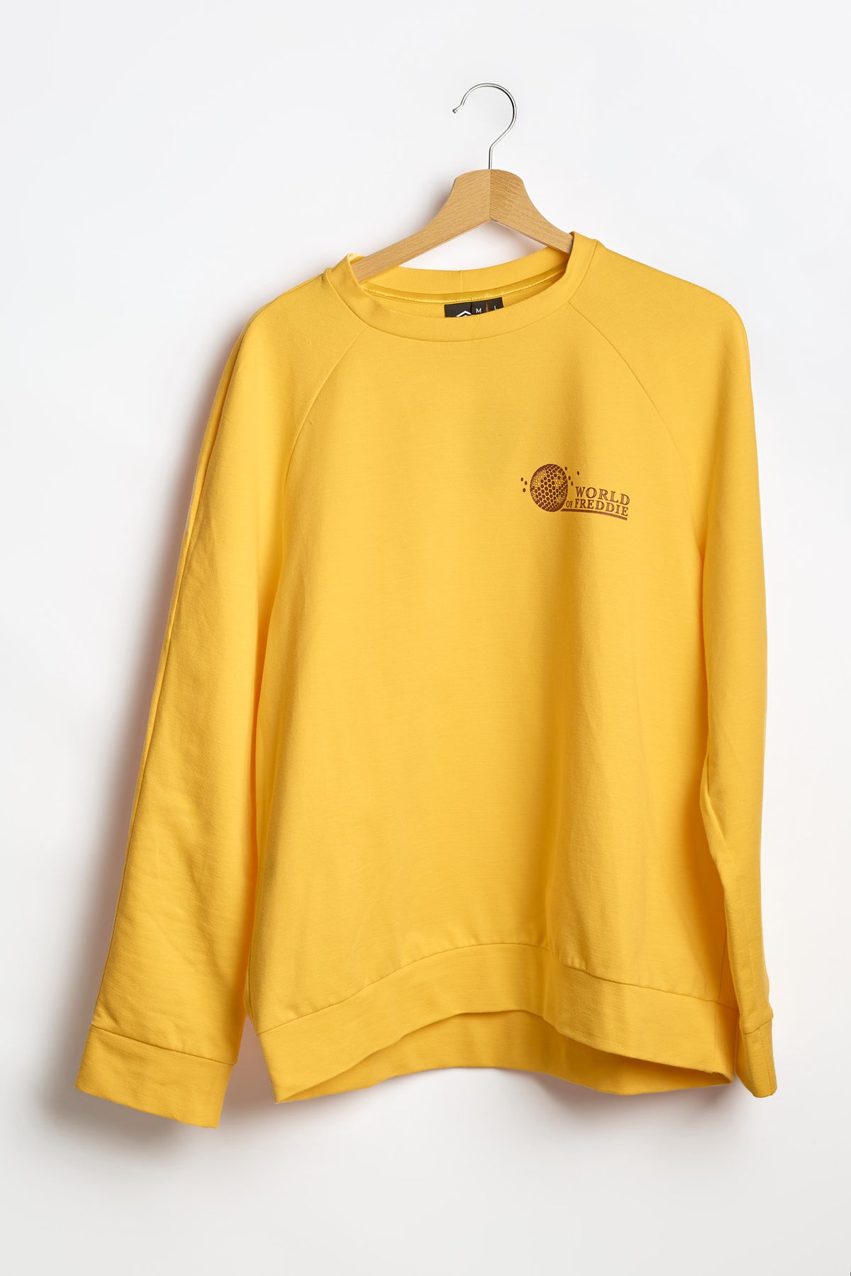 Signature Yellow Sweatshirt auf einem Bügel