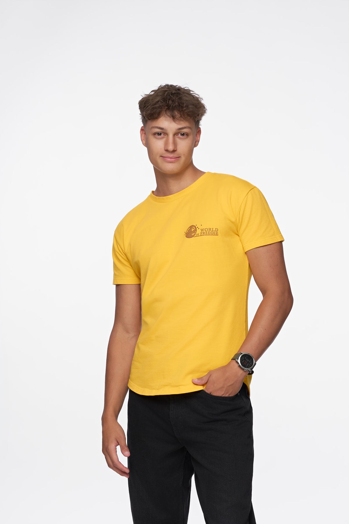 Hombre con la camiseta Signature Yellow, vista frontal