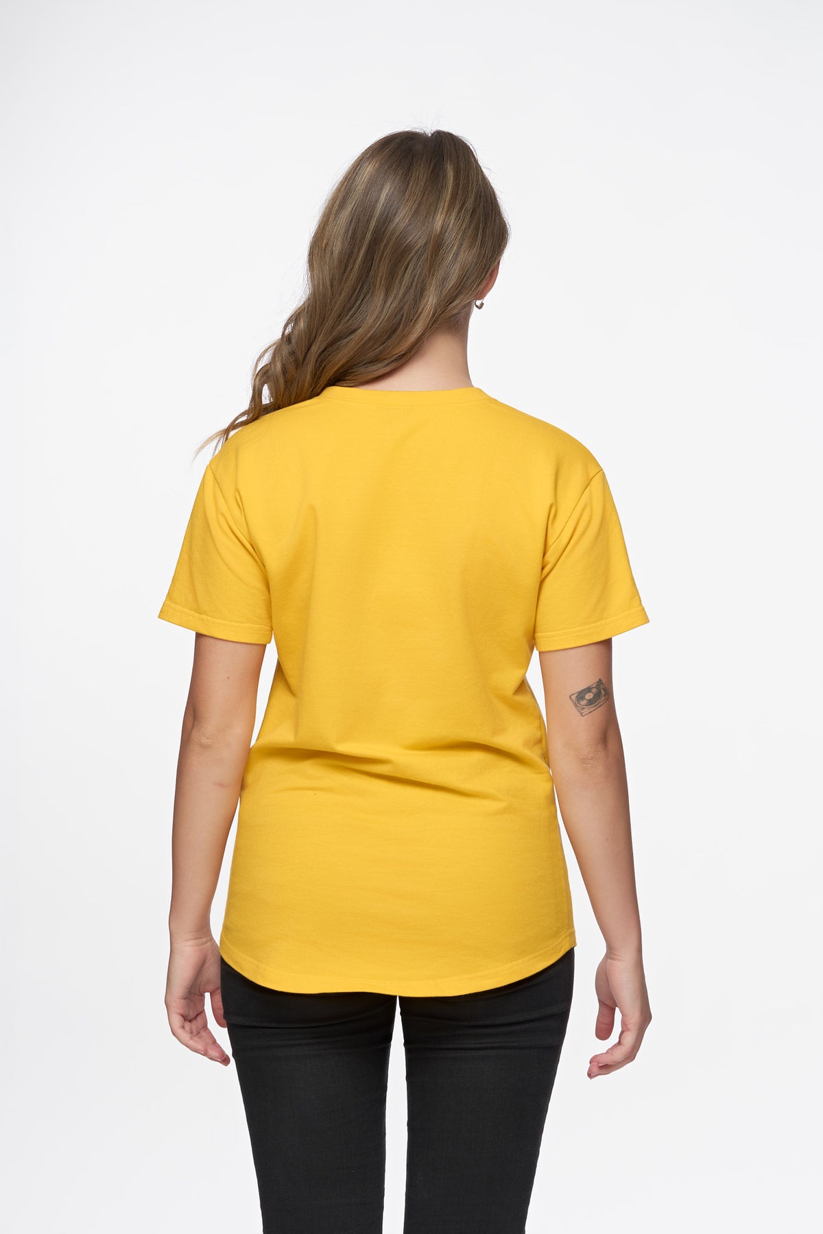 Vista trasera de la camiseta Signature Yellow en una mujer