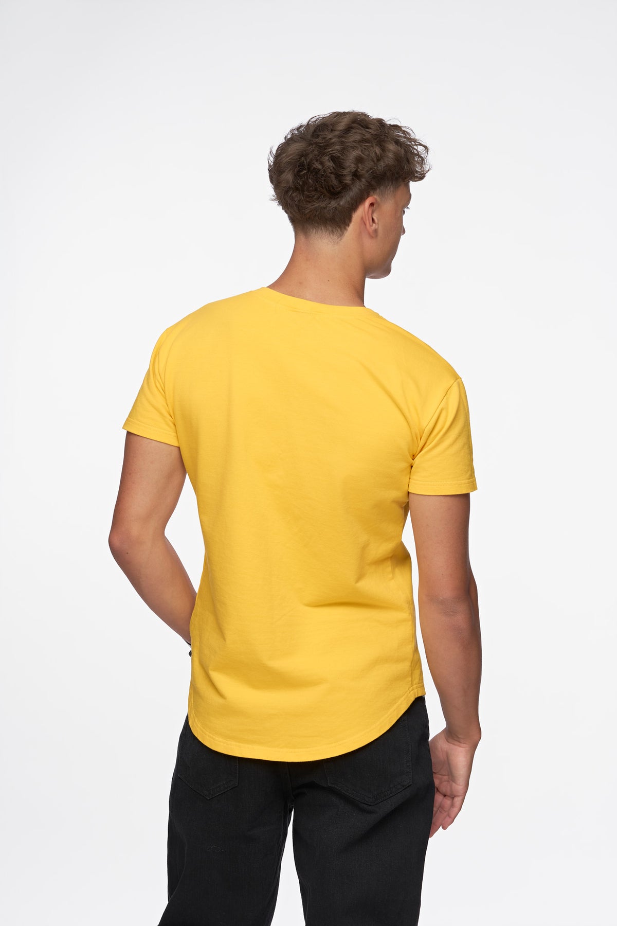 Vista trasera de la camiseta Signature Yellow en un hombre