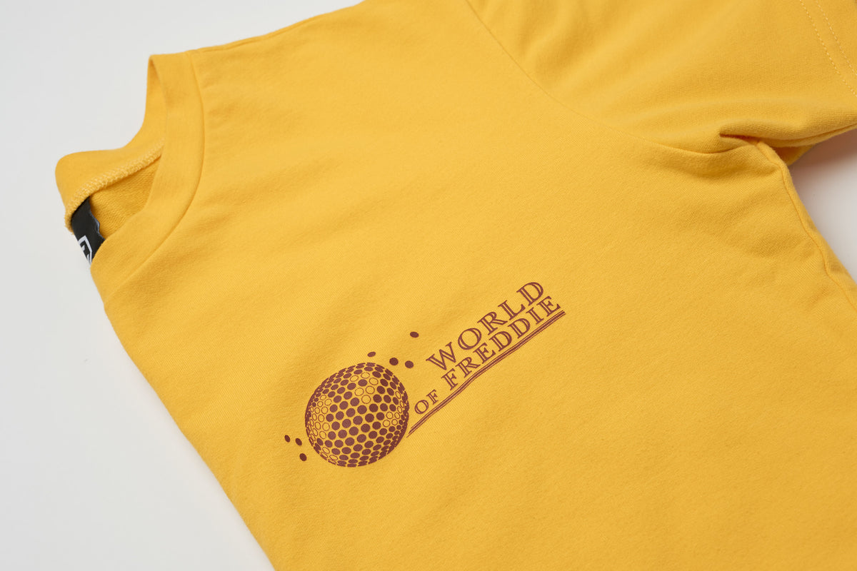 Primer plano del logotipo bordado de World of Freddie