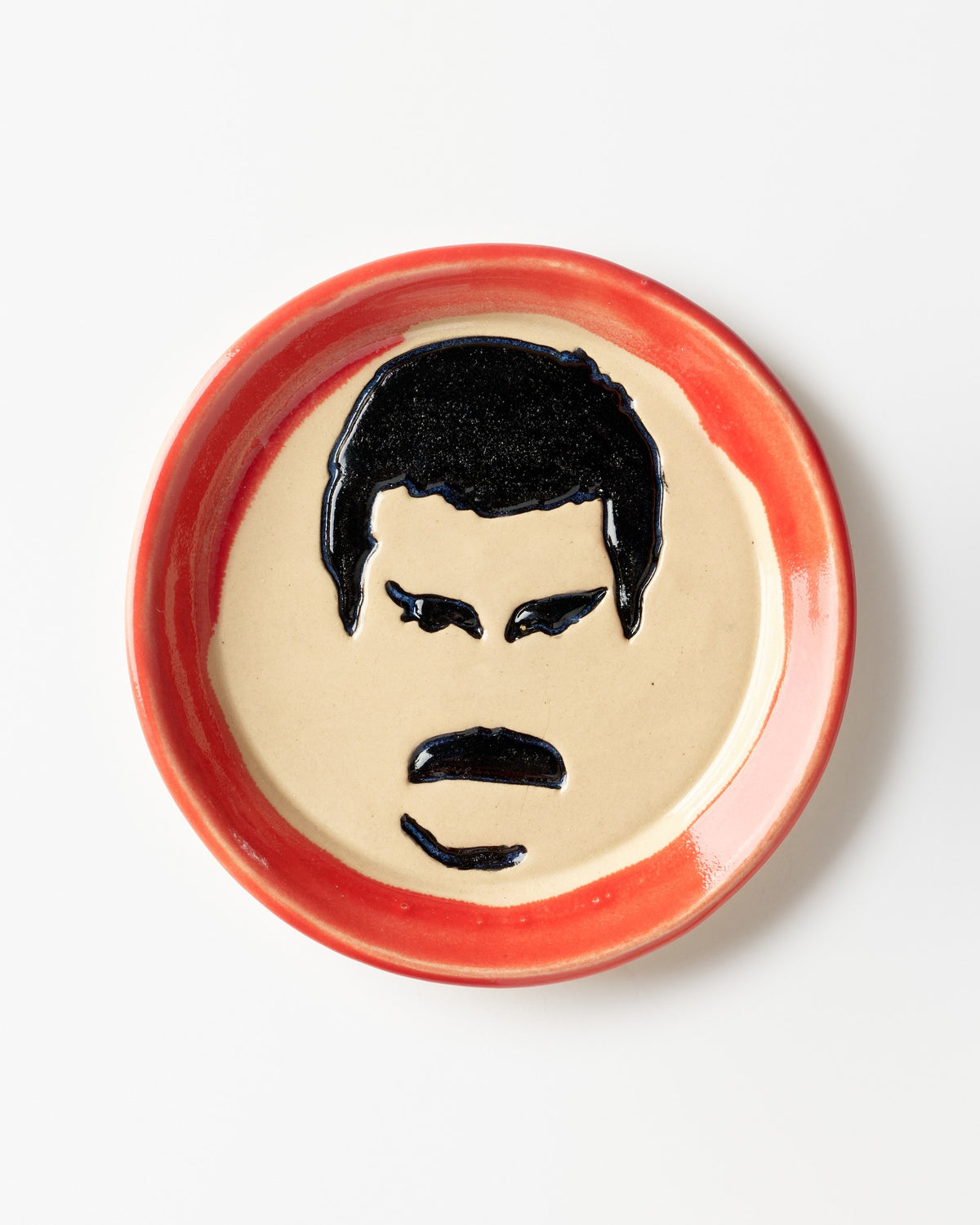 Červená miska na drobnosti s Freddieho siluetou